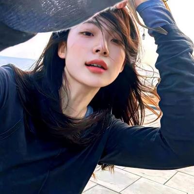街头实拍：乐坛天后机场牵手女助理，经纪人连夜公关